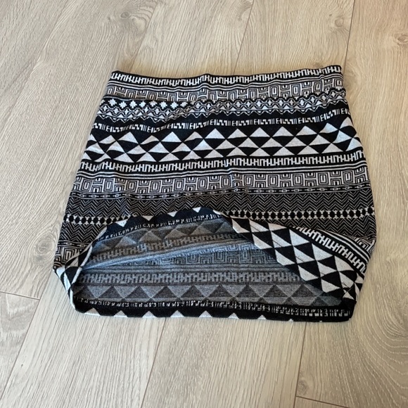 Patterned mini skirt- worn once! - Picture 2 of 3